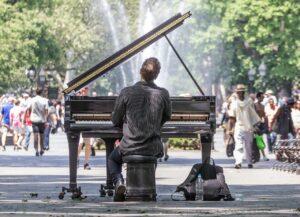Why Do Pianists Occasionally Play Their Hands at Different Times as They Perform - Manhattan Park Pianist