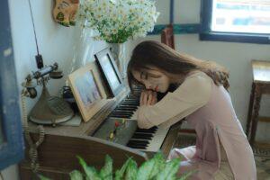 Can I Learn Singing on the Piano - Woman at the Piano - How Do I Make ANY Progress and Have Fun in Music Lessons Again