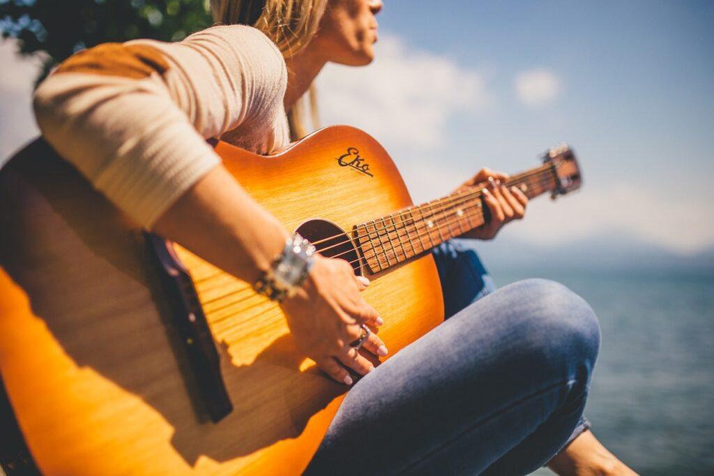 How to Write a Song with a Catchy Chorus (Including Lyrics) - Singer-Songwriter with Guitar