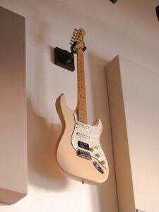 Why Is EADGBE the Unquestioned Standard Guitar Tuning - Cream Colored Strat