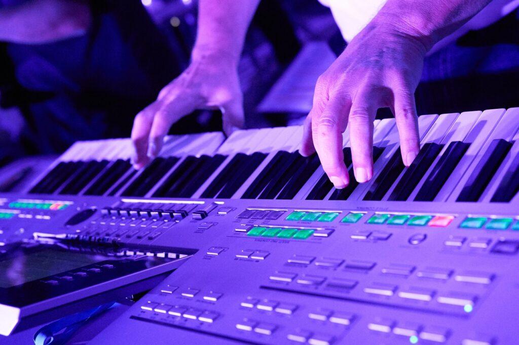 How to Write Quartertone Music that Sounds Amazing - Keyboard Player