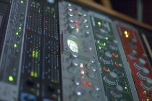 What’s Dynamic Range Compression and How to Use It - Rack Mount Effects - How to Master Reverb (3 Tips to Tweak Your Mix)