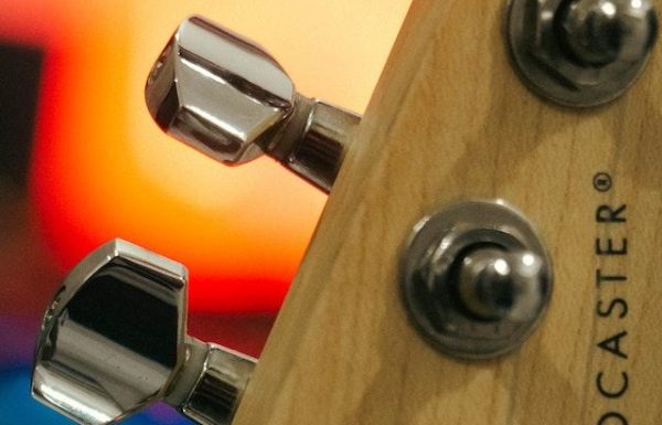 What Common Mistakes Do People Make When Tuning Their Guitars - Strat Tuning Machines - Yes it is Possible to Tune a Guitar Perfectly