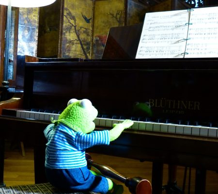 How does your brain learn to play the piano with two hands - playing piano with color coded left hand notes - puppet playing piano