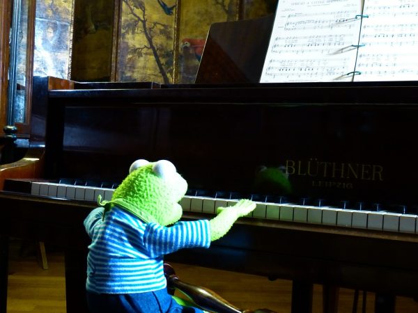 How does your brain learn to play the piano with two hands - playing piano with color coded left hand notes - puppet playing piano
